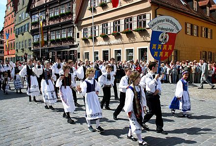 Die Landesgruppe Nordrhein-Westfalen war Ausrichter dess Heimattages und war auch im Festumzug stark vertreten, auf dem Bild junge Leute aus Drabenderhhe. Foto: Gnther Melzer