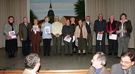 Fr ihre 50-jhrige Mitgliedschaft in der Landsmannschaft wurden in Drabenderhhe geehrt, von links nach rechts: Maria Nakesch, Walter und Erika Gusbeth, Hannelore und Georg Peter, Franz Junesch, Maria Bhm, Rosina und Johann Mothe, Josej Willinger, Sara Ohler und die Vorsitzende Enni Janesch. Urkunden erhielten Anna Barthelmie, Friedel Broser, Hilde Camman, Gertrud und Julius Jobi, Gerda Tausch. Foto: Christian Melzer