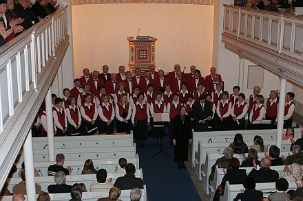 Der Honterus-Chor unter der Leitung von Regine Melzer bot ein niveauvolles Weihnachtskonzert in der evangelischen Kirche Drabenderhhe. Foto: Christian Melzer