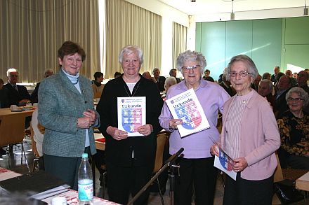 Die Vorsitzende der Kreisgruppe Drabenderhhe, Enni Janesch, dankt Elisabeth Broos, Liane Weniger und Emma Brandsch-Bhm (von links nach rechts) fr 50-jhrige treue Mitgliedschaft in der Landsmannschaft. Foto: Gnther Melzer