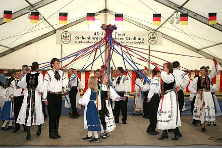 Die Kinder-, Jugend- und Erwachsenentanzgruppe Drabenderhhe fhrten gemeinsamen den Bndertanz beim 