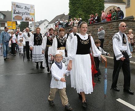 Siebenbrgisch-schsische Trachtentrger beim Umzug des Erntedankfestes in Drabenderhhe. Fotos: Christian Melzer