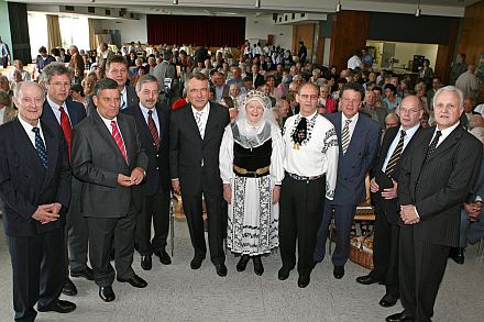 Gste und Gastgeber beim Festakt im Hermann-Oberth-Kulturhaus, von links nach rechts: Dr. Dieter Fuchs, ehemaliger Kreisdirektor des Oberbergischen Kreises, Peter Flosbach, MdB, Landrat Hagen Jobi, Bodo Lttgen, MdL, Brgermeister Werner Becker-Blonigen, Kulturstaatssekretr Hans-Heinrich Grosse-Brockhoff, Kreis- und Landesvorsitzende Enni und Harald Janesch, Ministerialdirigent Frank Willenberg, Ministerialrat Johannes Lierenfeld und Bundesvorsitzender Volker Drr. Foto: Christian Melzer