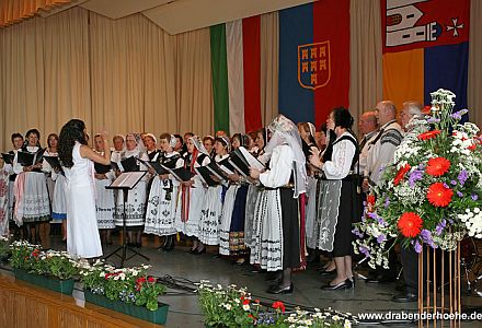 Der Honterus-Chor unter der Leitung von Regine Melzer gestaltete die 40-jährige Jubiläumsfeier der Siebenbürger-Sachsen-Siedlung in Drabenderhöhe am 17. Juni 2006 mit. Foto: Christian Melzer