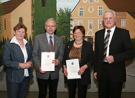 Bundesvorsitzender Dipl.-Ing. Arch. Volker Drr (rechts) berreicht Kthe Lutsch, der Vorsitzenden des siebenbrgischen Frauenvereins, und Gnther Schuller, dem Vorsitzenden des Honterus-Chores, das Goldene Ehrenwappen der Landsmannschaft fr langjhrigen Einsatz fr unsere Gemeinschaft. Links Kreisgruppenvorsitzende Enni Janesch.