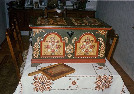 Nachbarschaftstruhe und Nachbarschaftszeichen in Drabenderhöhe.