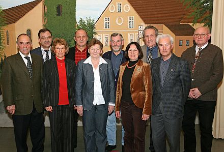 Der neu gewhlte Vorstand der Kreisgruppe Drabenderhhe, von links nach rechts: Michael Hartmann, Gnther Bartesch, Henriette Kuales, Stefan Poschner, Enni Janesch, Heinz Gubesch, Anneliese Hll, Rudolf Schmidt, Michael Drner, Fritz Grn. Es fehlen: Helga Bosch, Melanie Thalmann und Michael Schneider. Fotos: Christian Melzer