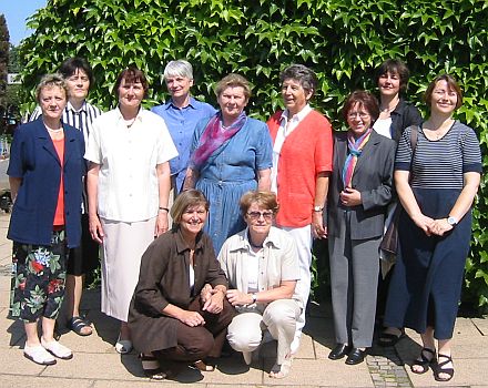 Nach dem Gottesdienstbesuch in Drabenderhhe: Oben: Ingrid Bosch, Carmen Baniu (Broos), Ortrun Morgen (Schweischer), Ortrun Fabini (Schburg), Enni Janesch, Ursel Tobias, Kathi Drotleff, Henriette Guip (Mediasch), Helga Meitert (Gropold). Foto: Harald Janesch