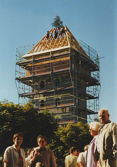 Der Turm der Erinnerung mit Richtbaum auf dem Gelnde des Altenheims in Drabenderhhe. Foto: Renate Franchy