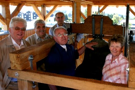 Heimatglocke erklang erstmals in Drabenderhhe, von links: Pfarrer i.R. Kurt Franchy, Heimleiter Hans Klein, Harald Janesch, Martin Schemmel (aus Mardisch) und Enni Janesch. Foto: Christian Melzer