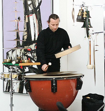 Klangkompositionen von und mit Dr. Dreher im Museum im Kleihues-Bau in Kornwestheim. Foto: Hans Georg Rdel