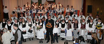 Finale beim Frhjahrskonzert der Siebenbrger Trachtenkapelle Drabenderhhe und des Honterus-Chors in Drabenderhhe. Foto: Christian Melzer