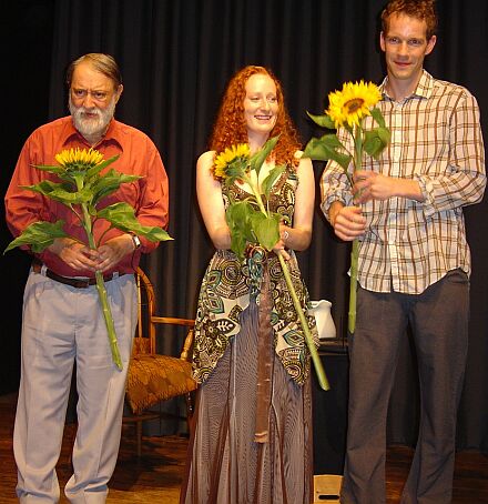 Sonnenblumen und Schlussapplaus fr Wolfgang Ernst, Daniela D. Knig und Felix Kuhn (von links nach rechts). Foto: Christian Schoger
