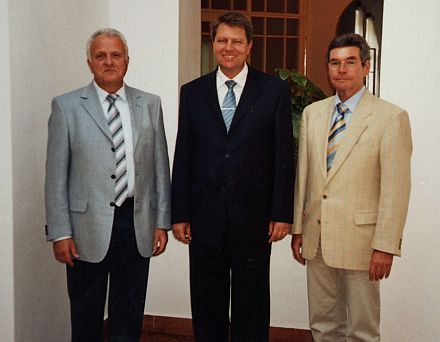 Aussiedlerbeauftragter Hans-Peter Kemper (rechts) und Bundesvorsitzender Volker Drr (links) fhrten Gesprche mit dem Hermannstdter Brgermeister Klaus Johannis, Vorsitzender des Demokratischen Forums der Deutschen in Rumnien.