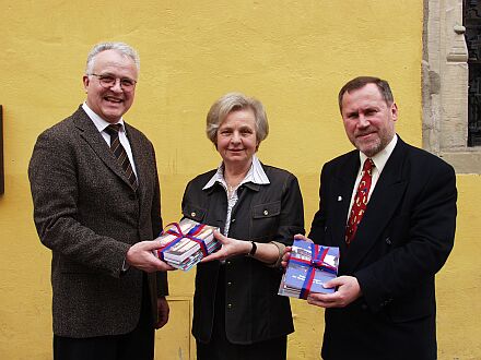 Bundesvorsitzender Volker Drr, Brgermeisterin Hildegard Beck und Oberbrgermeister Otto Sparrer nach der gemeinsamen Sitzung des Stadtrats und des Bundesvorstands der Landsmannschaft in Dinkelsbhl. Foto: Siegbert Bruss.