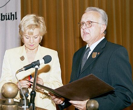 Bundesvorsitzender Drr berreichte BdV-Prsidentin Erika Steinbach das Goldene Ehrenwappen. Foto: Gnther Melzer