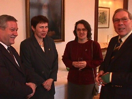 Beim Empfang der Kronstdter im Rathaus Duisburg, von links nach rechts: Ratsherr Ludwig Ktnis, die Lehrerinnen Karin Bruss und Gisella Cioconea sowie Brgermeister Friedel Genender