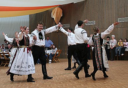 Schwungvolle Darbietung der Tanzgruppe der Nachbarschaft Lohhof beim Durleser Treffen.