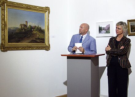 Ditta Rheindt und der Kunsthistoriker Dr. Wolf Eiermann bei der Erffnung der Ausstellung in Brackenheim. Foto: Ebby May 