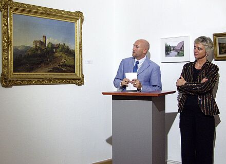 Ditta Rheindt und der Kunsthistoriker Dr. Wolf Eiermann bei der Erffnung der Ausstellung in Brackenheim. Foto: Ebby May 