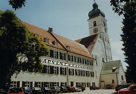 Ehemaliges Kloster als Adventskalender: 24 Fenster werden in Ebersberg weihnachtlich geschmckt