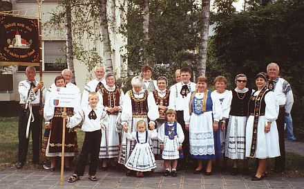 Ein Teil der siebenbrgisch-schsischen Trachtentrger, die die Eibacher Kirchweih mitgestalteten.