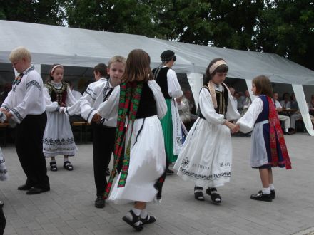 Siebenbrgische Kindertanzgruppe beim Fest unter der Eiche in Nrnberg
