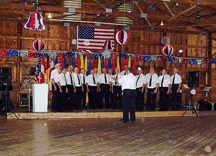Der Eintracht Mnnerchor aus New Castle, Pennsylvania, beim Auftritt in Salem.