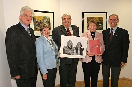 Ausstellungserffnung und Bekanntgabe der Stiftung Eisenburger, von links nach rechts: Pfarrer i.R. Kurt Franchy, Sigrid Rothmann, Hans Klein sowie Enni und Harald Janesch. Foto: Christian Melzer