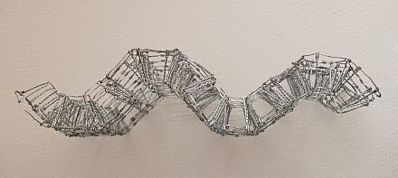 Beatrix Eitel: Welle, 2005, 12 x 38 x 70 cm, Drahtkrbchen von Sektflaschen.