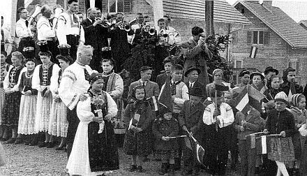 Die Siebenbrger Sachsen haben sich in sechzig Jahren vorbildlich in sterreich eingegliedert. Am 30. Mai 1958 wird die Siedlung Elixhausen-Sachsenheim im Salzburger Flachgau eingeweiht. Bei der Feier werden rot-wei-rote und blau-rote Fhnchen geschwenkt. Foto: Lutsch