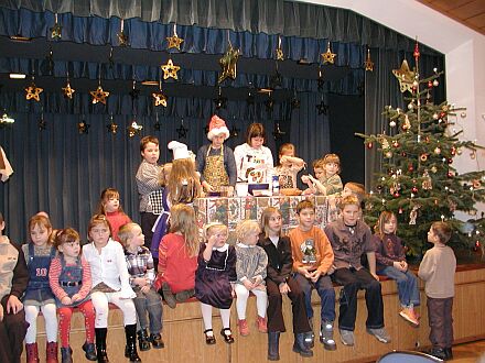 Begeisterte Kinder beim Singspiel. Foto: Falkenstein