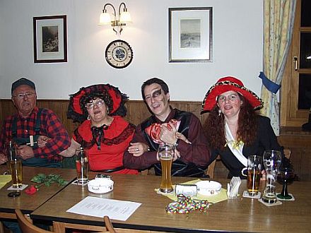 Beste Stimmung beim Faschingsball in Altenerding, rechts die Vorsitzende der Kreisgruppe Erding, Irmgard Lutsch. Foto: Petra Reiner