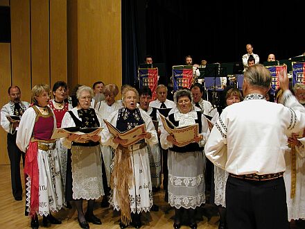 Siebenbrger Sachsen gestalteten den Folkoreabend in Erding mageblich mit, vor der Bhne der Reumarkter Chor unter der Leitung von Paul Staedel, hinten die Blaskapelle Garching. Foto: Friedrich Falkenstein