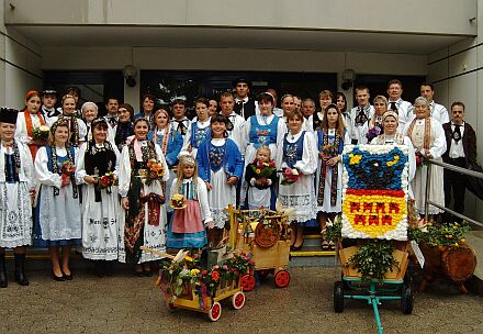 Die siebenbrgisch-schsischen Trachtengruppe kurz vor Beginnn des historischen Festzugs zum 750-jhrigen Jubilum der Stadt Erding. Foto: Petra Reiner