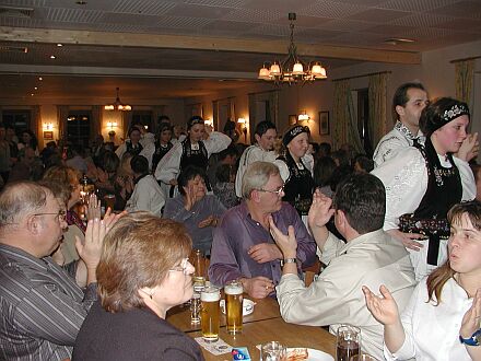 Waldkraiburger Tanzgruppe beim Einzug zum Kathreinenball in Erding