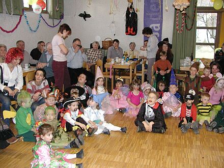 Kinderfasching in Erding: Die Kinder warten gespannt auf die Zauberknste von Nicole. Foto: Friedrich Falkenstein