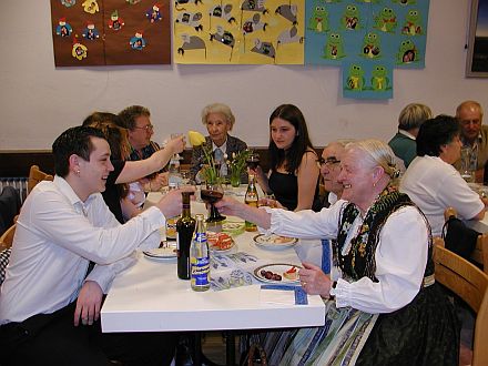 Beim Tanz in den Mai in Erding ist es auch diesmal bestens gelungen, Jung und Alt an einen Tisch zu bringen. Foto: Friedrich Falkenstein