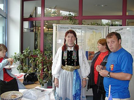 Siebenbrger in Tracht und in den neuen T-Shirts der Kreisgruppe Erding gestalteten die Internationale Begegnung in der Musikschule Erding mit. Foto: Fritz Falkenstein