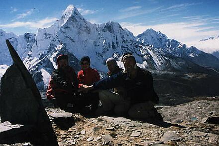 Auf Trekkingtour im Everest, Gipfelfoto auf dem Chukhungri (5 546 m), von links nach rechts: Dieter Arz, Inga Schmidt, Detlef Schlosser und Reinhold Kraus, im Hintergrund Ama Dablam (6 856 m).