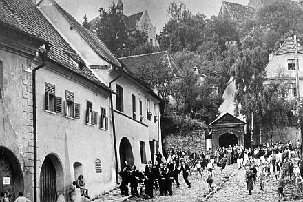 Abschied der Berggschulabiturienten 1937 in der Schulgasse auf der Burg.