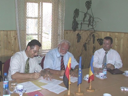 Rektor Prof. Musall und Rektor Prof. Bucur bei der Unterzeichnung der Partnerschaftsurkunde, rechts RA Bernd Fabritius. Foto: W. Schnabel