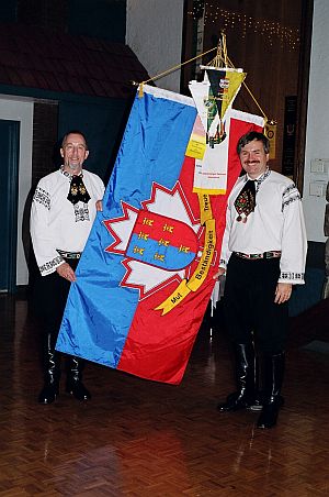 Fahnenweihe in Kitchener: Transylvania Klub Prsident, Alfred Lwrick (rechts) und Gerhard Griebenow, der die Fahne entwarf.