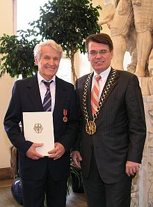 Oberbrgermeister Joachim Erwin (rechts) berreichte am 24. Juni in Dsseldorf den Bundesverdienstorden an Rolf Fallschessel. Foto: www.duesseldorf.de - Mario Brembach