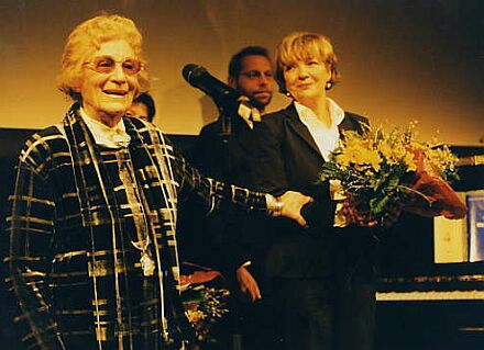 Blumen fr Gila: Die Autorin Edda Dora Essigmann-Fantanar (links) bedankt sich bei der prominenten Vorleserin Gila von Weitershausen. Foto: Konrad Klein.