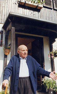 Der fast erblindete Fritz Cloos vor dem Haus in Schaftlach bei Bad Tlz, wo er seine letzten Jahre verbrachte, 1999. Foto: Konrad Klein