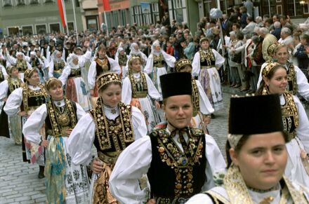 Unter dem Motto ‚Mit der Jugend in die Zukunft’ belebten viele junge Trachtentrger den Festumzug des diesjhrigen Dinkelsbhler Pfingsttreffens. Foto: Josef Balazs