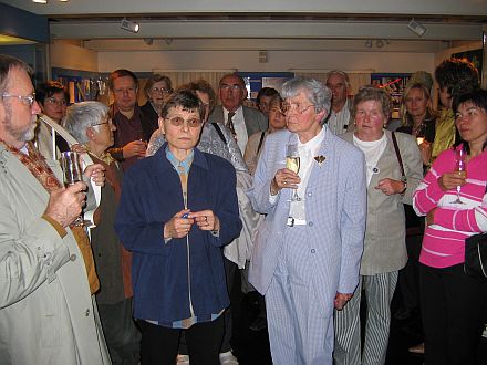 Besuch im Hermann-Oberth-Raumfahrt-Museum in Feucht, Dr. Tanja Jelnina (links) und Dr. Erna Roth-Oberth umringt von interessierten Gästen. Foto: Horst Göbbel