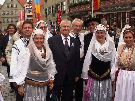 Bundesinnenminister Otto Schily mit Agnethler Trachtentrgern beim Heimattag 2002 in Dinkelsbhl. Foto: Walter Fielk