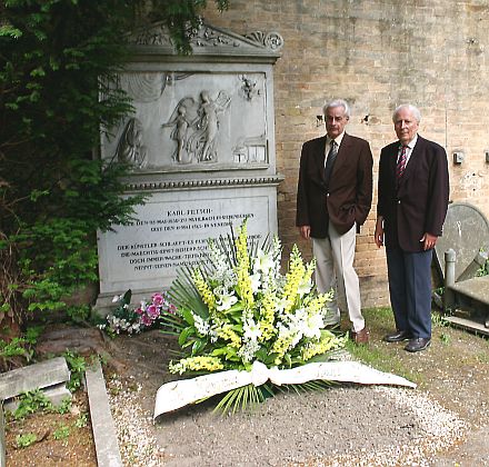 Peter Szaunig (links) und Walter Krafft am Grabe des siebenbrgischen Wunderkindes Carl Filtsch in Venedig. Foto: Oswald Kessler